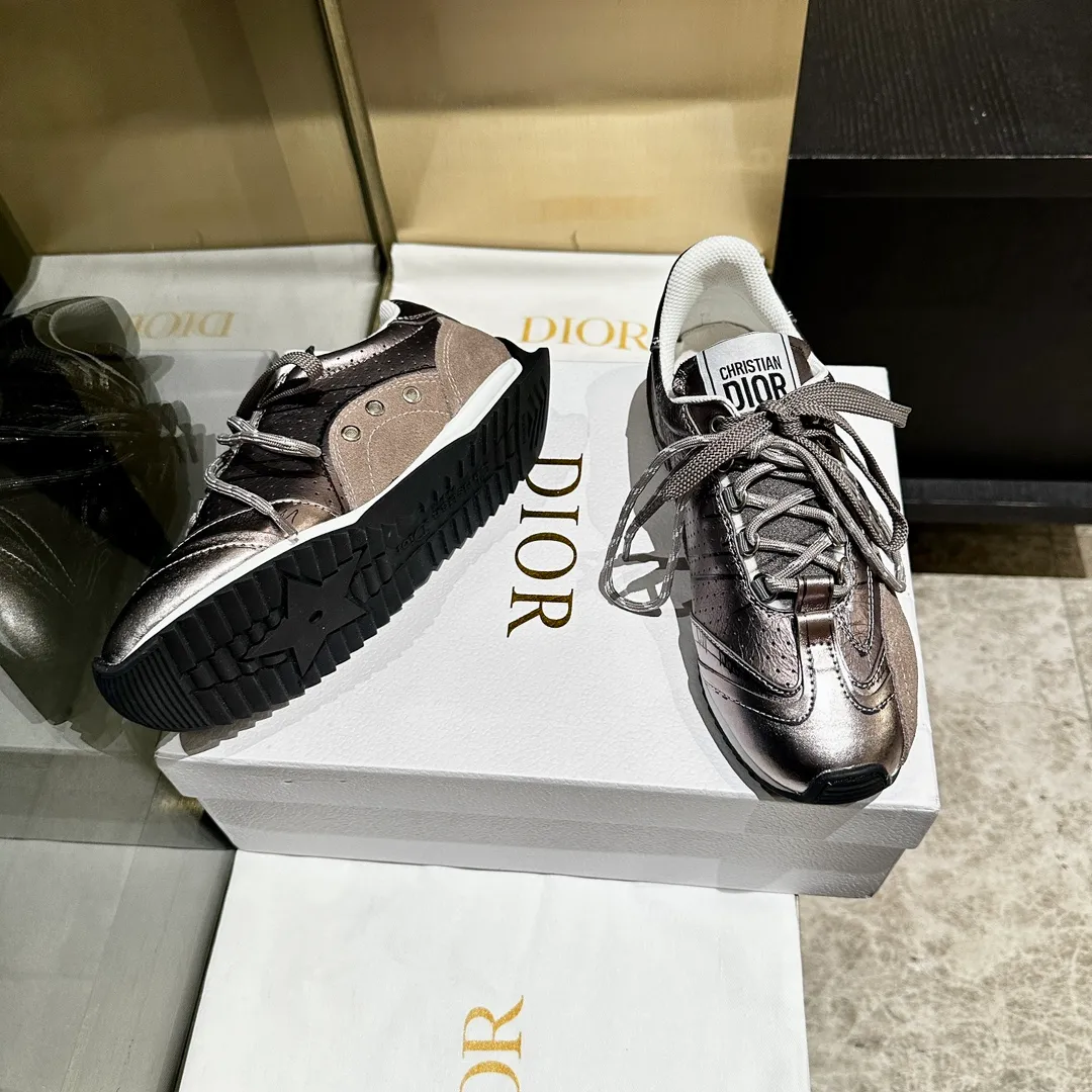 👟👟Ex-factory price 560👟👟 2025, new series, this Dior, C'est sneaker shows eye-catching and fashionable style. Carefully crafted, the 3D printed design of the upper is super fashionable, and the details also add a touch of elegance. The lightweight two-tone sole offers exceptional comfort and sporty style. Can add a stylish touch to any casual look. The tongue and sole are decorated with the Christian Paris logo, and the cowhide design is styled. Women's size 35-40